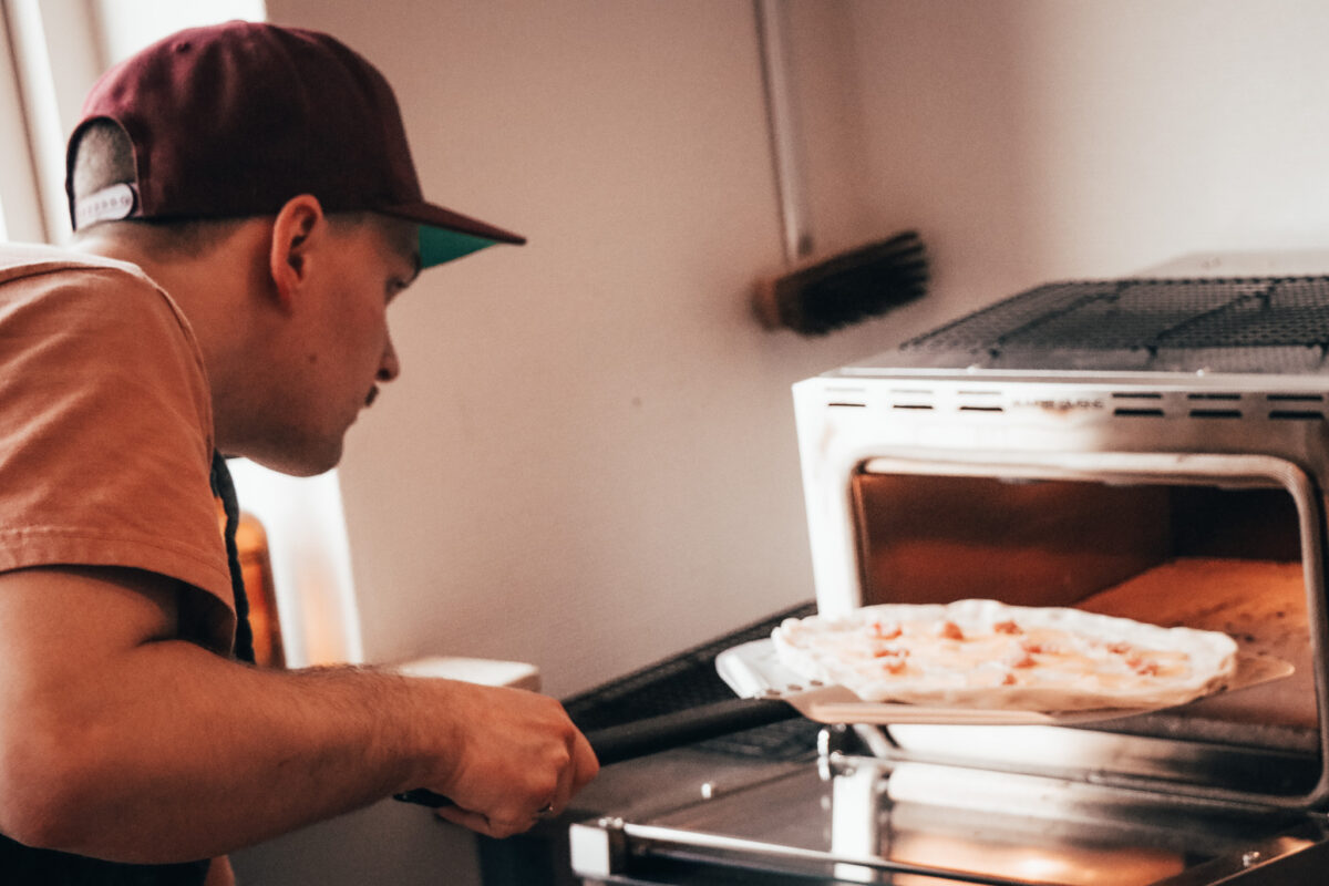 Nørdefar tager en pizza ind i pizzaovnen