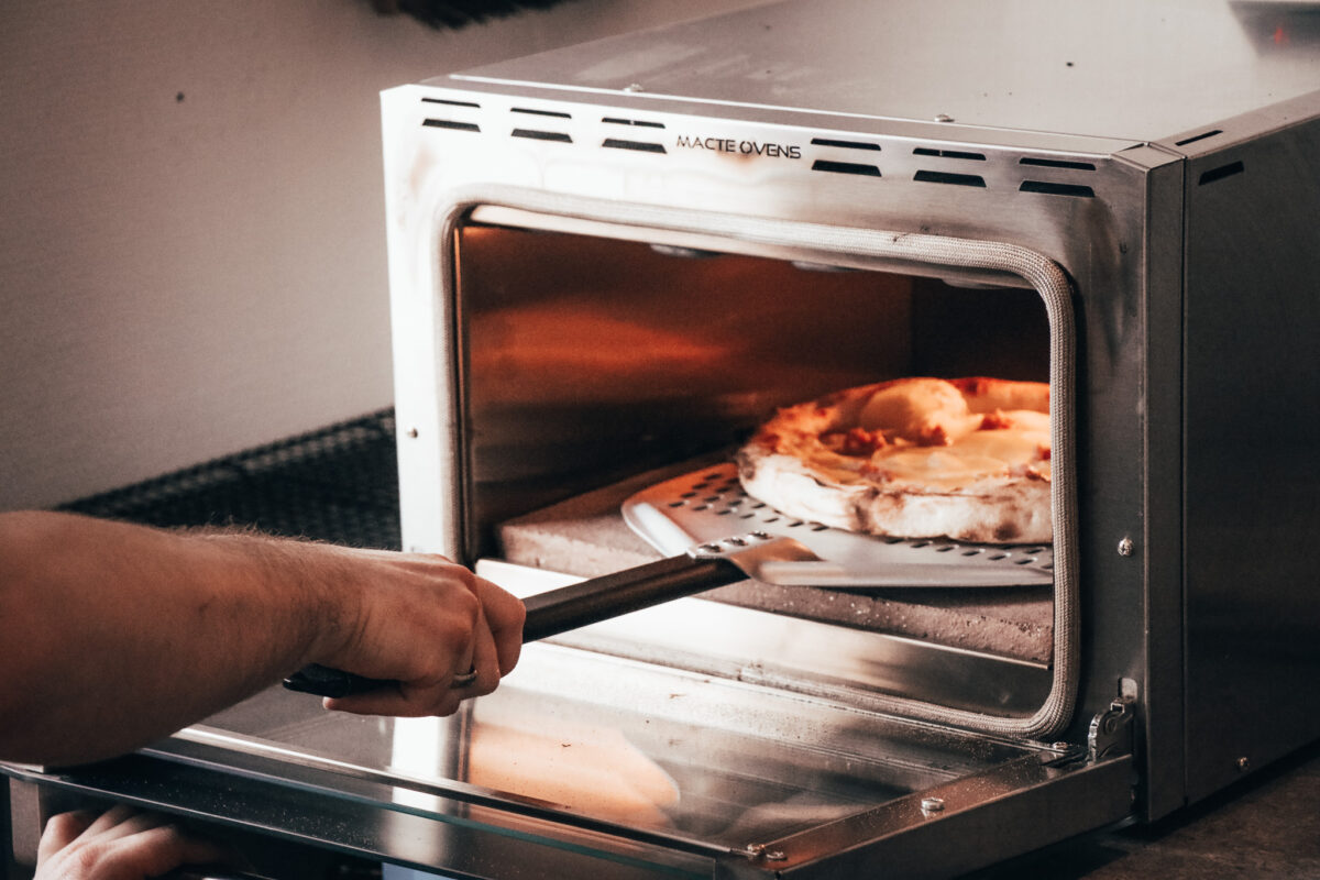 Nordefar bager pizza i en ægte pizzaovn godkendt til napolitansk pizza - bag pizza i pizzaovn på pizzakursus i Herning Midtjylland